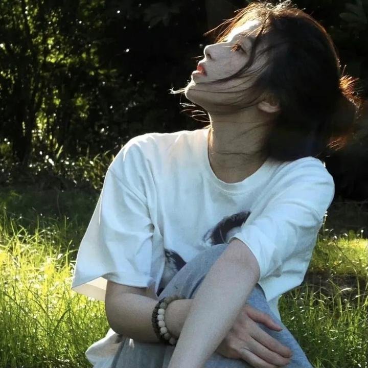 有色彩的女子